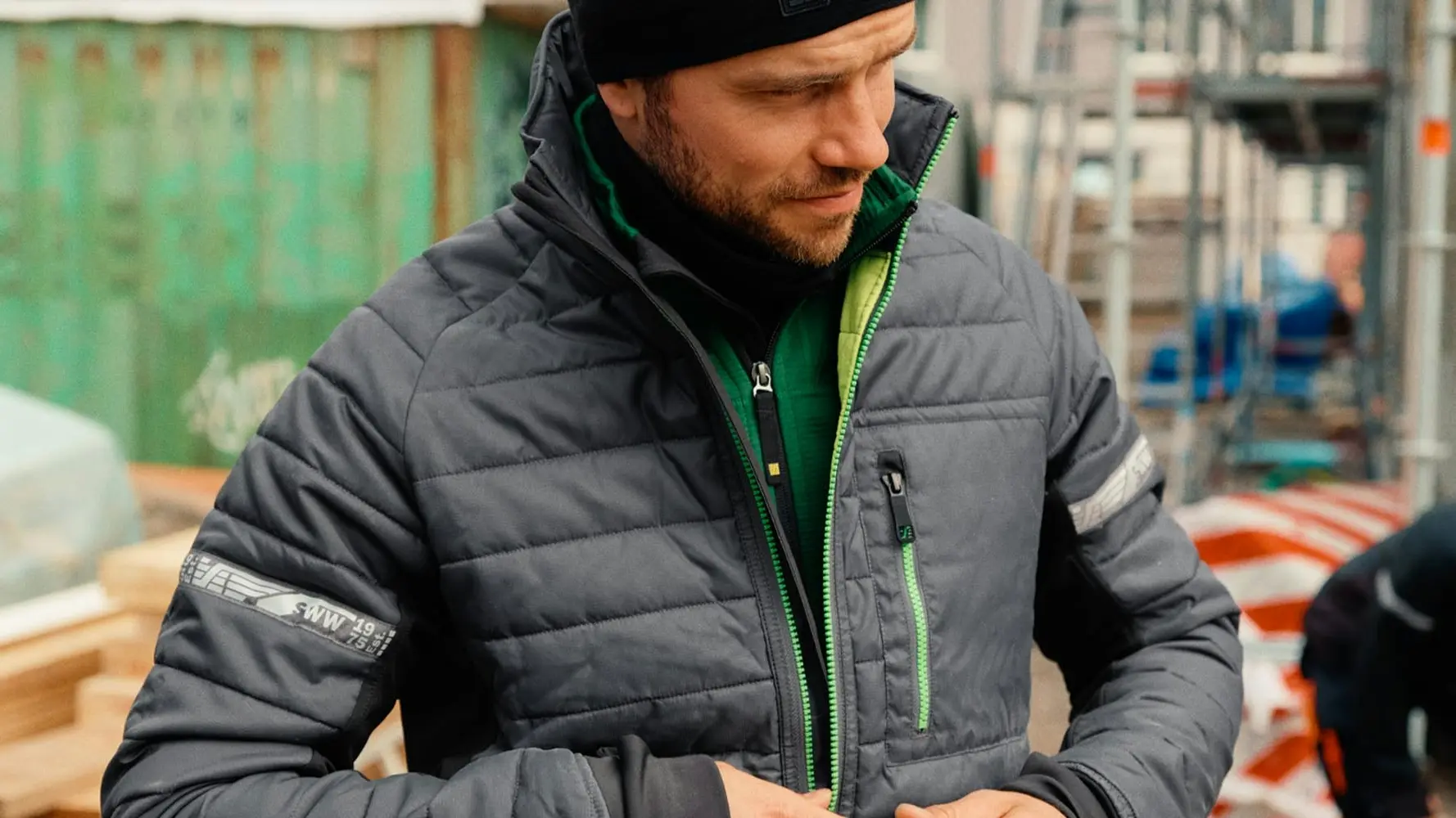 Vístete para el viento: Cómo elegir la ropa de trabajo ideal para climas ventosos